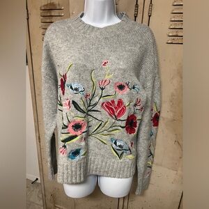 Romeo + Juliet couture embroidered flowers Comfy Sweater Small women’s